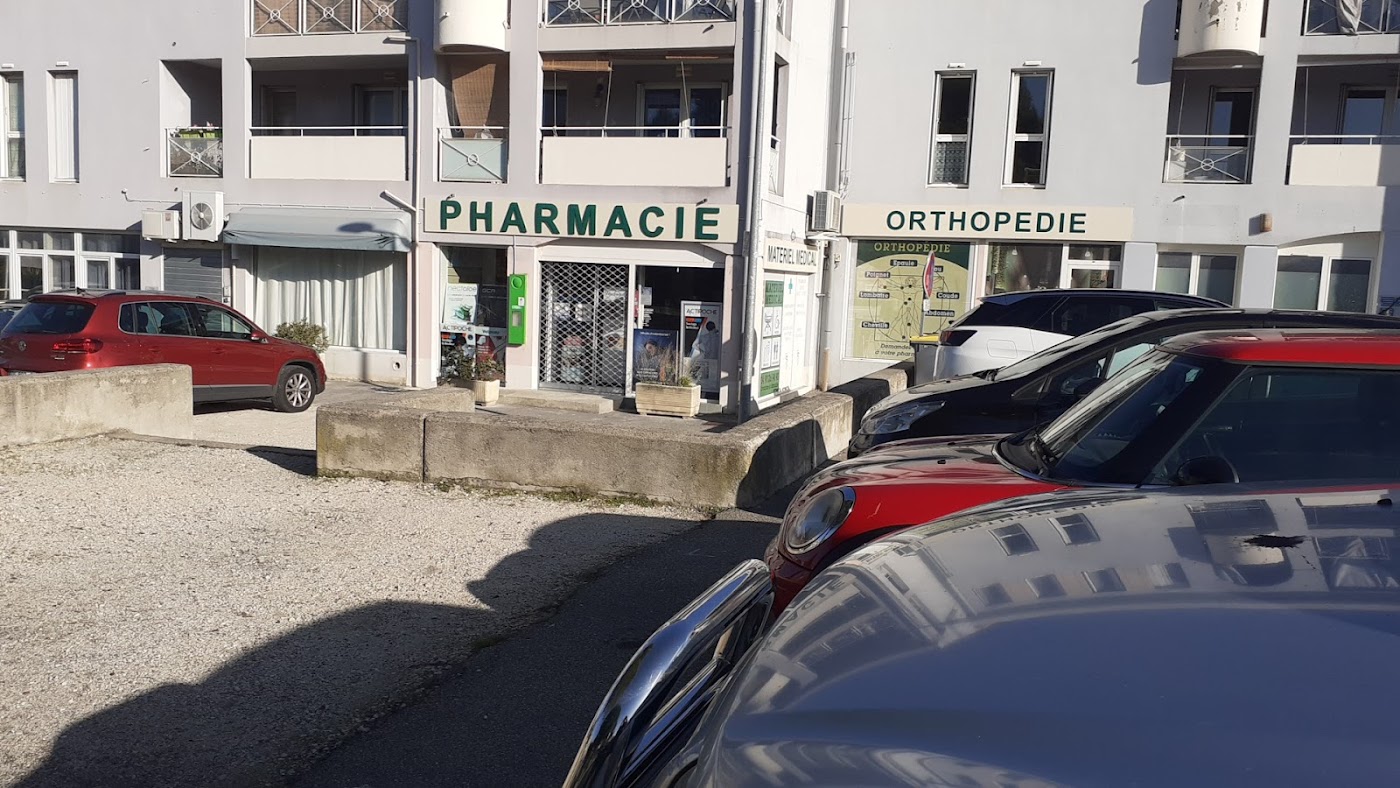 pharmacie grand village